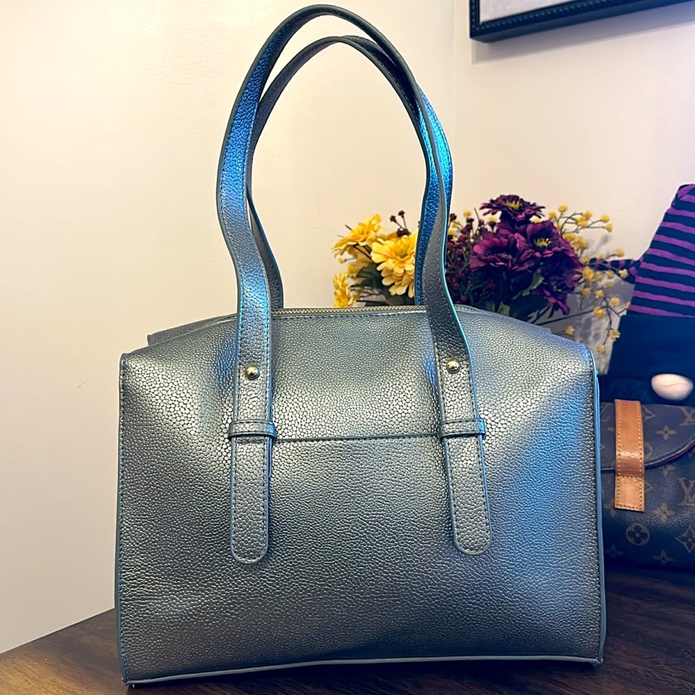 Metallic Silver Tahari EUC VEGAN LEATHER HANDBAG
Double Zip Top - Picture 3 of 5
